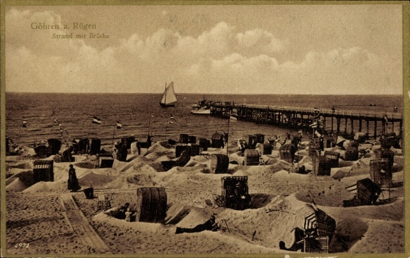 Ak Ostseebad Göhren auf Rügen, Strand, Brücke, Segelboot, Strandkörbe, Menschen