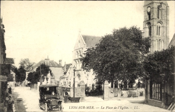 Ak Lion sur Mer Calvados, La Place de la Église