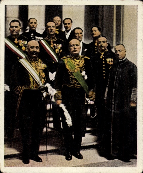 Collector's picture post-war period No. 184 February 1932 Mussolini after the reception at the Pope, Vatican