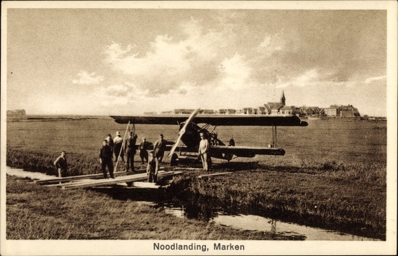 Postcard Marken Nordholland, Noodlanding, Emergency landing on a meadow