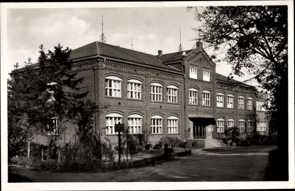 Postcard Loitz in Vorpommern, view of the school