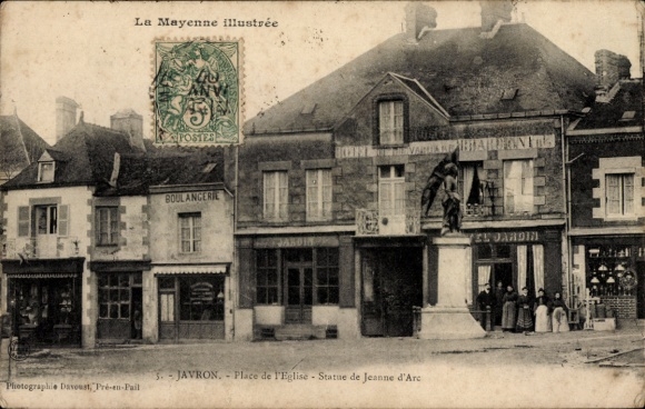 Ak Javron Mayenne, Statue von Jeanne d'Arc, Platz der Kirche, Boulangerie