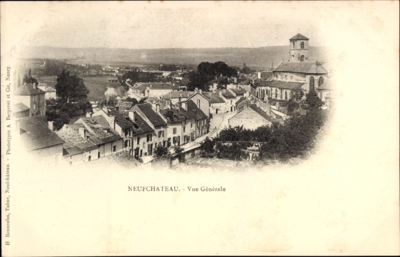 Ak Neufchâteau Lothringen Vosges,  allgemeine Ansicht, Häuser, Kirche, Landschaft
