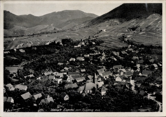 Ak Eisental Bühl in Baden Schwarzwald, Luftaufnahme des Dorfes, Berge im Hintergrund, Kirchturm s
