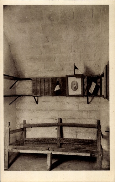 PC Douaumont Lothringen Meuse, Fort Vaux, wooden benches, picture frames, flags, portrait of the Commanda