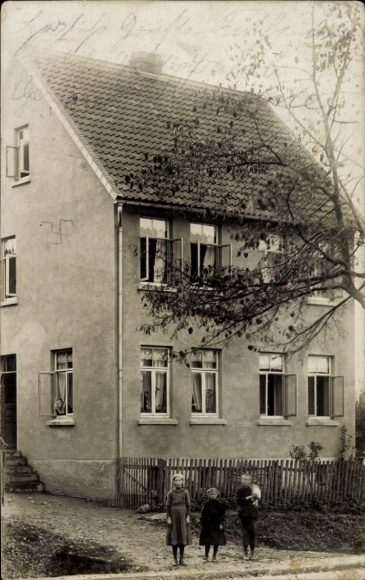Photo Postcard Graste Lamspringe in Lower Saxony, Three children in front of a house