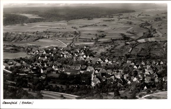 Ak Sennfeld Adelsheim in Baden, Luftaufnahme von Sennfeld, ländliche Umgebung, viele Dächer, schw