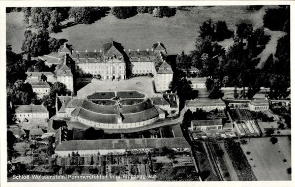Ak Pommersfelden in Oberfranken, Luftaufnahme Schloss Weissenstein, Fliegeraufnahme