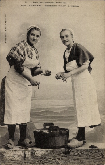 Postcard Audierne Finistère, Breton costume, two women, fish