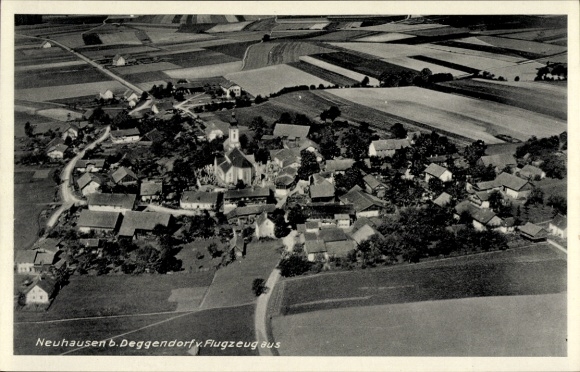 Ak Neuhausen Offenberg in Neder-Beieren, luchtfoto van Neuhausen, kerk te zien, landelijke omgeving