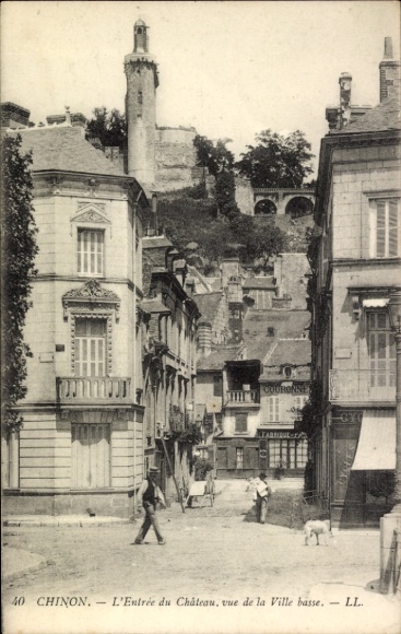 Ak Chinon Indre et Loire, Blick auf den Burgeneingang, Gebäude, Straße, Turm