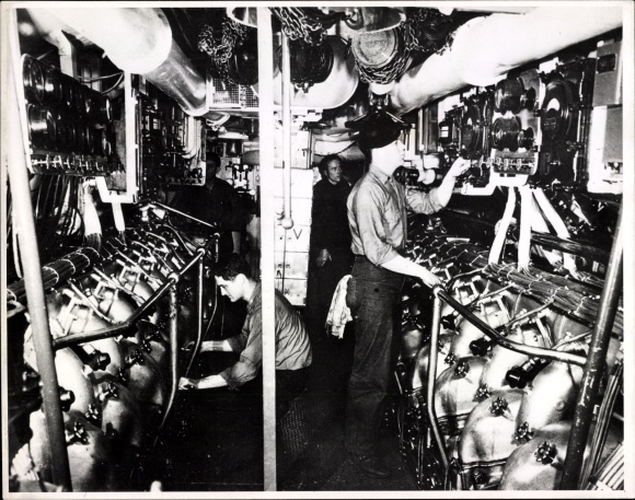Foto Amerikanisches Kriegsschiff, U-Boot, Innenansicht, Marinesoldaten
