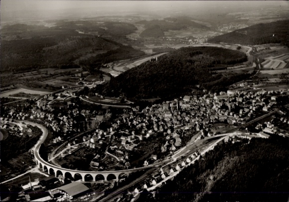 Ak Nagold im Schwarzwald, Luftaufnahme von  Schwarzwald, Viadukt, Häuser, Landschaft