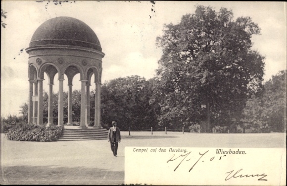 Ak Wiesbaden in Hessen, Tempel auf dem Neroberg,  Mann im Vordergrund