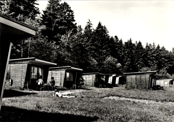 Ak Ehrenfriedersdorf im Erzgebirge, Campinghütten, Waldlandschaft, Personen auf Stühlen, Wiese, S
