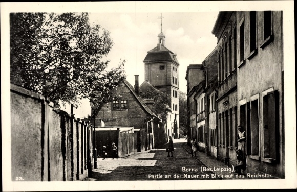 Ak Borna in Sachsen, Mauerpartie mit Blick auf Reichstor