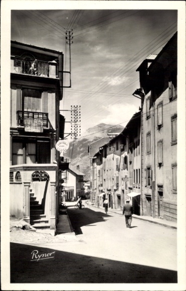 CPA Guillestre Hautes Alpes, La Grande Rue