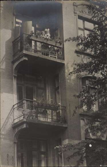 Photo Postcard Hamburg Mitte Hamm, Ohlendorffstraße 15, residents on the balcony