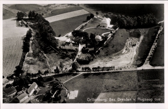 Ak Grillenburg Tharandt Sachsen, Luftaufnahme,  Bezirks Dresden, Tharandter Wald, Gasthaus