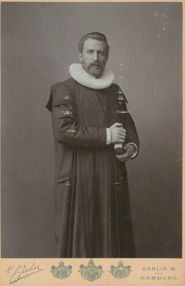 Cabinet photo man in Hamburg regalia, standing portrait, senator?