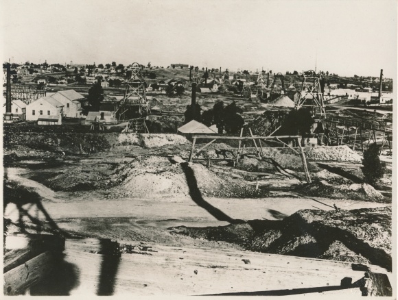 Photo Bendigo Victoria Australia, oil fields, derricks