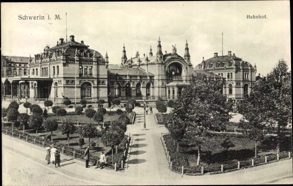 Ak Schwerin in Mecklenburg Vorpommern, Bahnhof, Straßenansicht