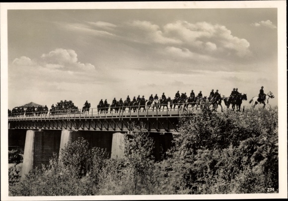 Photo Heinrich Hoffmann, Italian troops crossing the Greek border, Nov. 1940