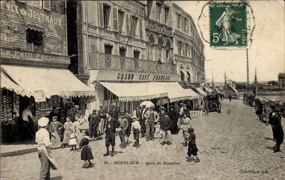 Ak Honfleur Calvados, Blick auf den Quai de Beaulleu, Menschenmengen, Geschäfte,  Atmosphäre
