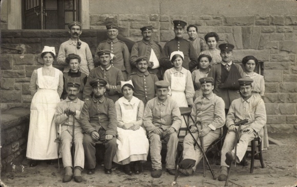 Foto Ak Friedberg, Deutsche Soldaten in Uniformen, Lazarett, Krankenschwestern