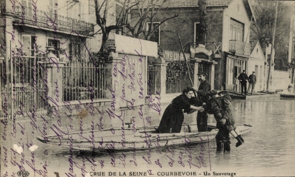 Postcard Courbevoie Hauts de Seine, Crue de la Seine, Un Sauvetage, People save themselves in a boat