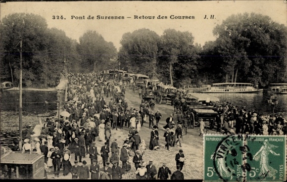 Ak Suresnes Hauts de Seine, Pont de  viele Menschen, Rückkehr von Veranstaltungen, schiffbare Was