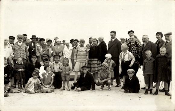 Photo Postcard North Sea resort Wangerooge in East Frisia, people on the beach, group photo