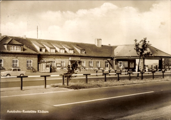 Ak Köckern Glebitzsch Sandersdorf Brehna in Saksen-Anhalt, tankstation langs de snelweg, jaren 50