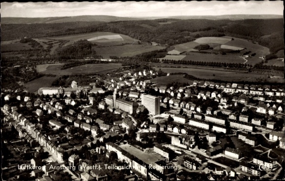 Ak Arnsberg im Sauerland Westfalen, Luftaufnahme von  Teilansicht, Landschaft, Stadtansicht