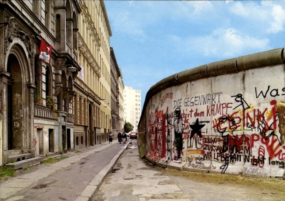 Ak Berlin Friedrichshain, Graffiti auf Mauer, Wohngebäude, Straße, blauem Himmel, historische ...