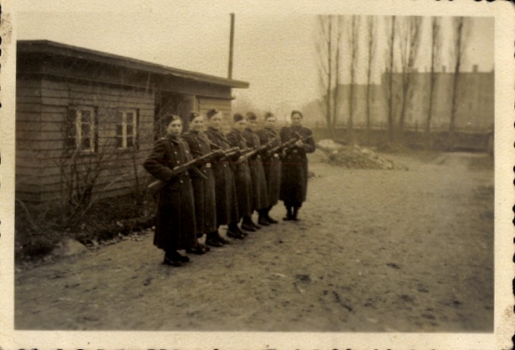 Foto Berlin, KVP Kasernierte Volkspolizei der DDR, Gruppe mit Gewehren vor einer Baracke