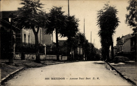 Postcard Meudon Hauts de Seine, Avenue Paul Bert, quiet street, trees, buildings