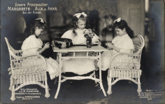 Postcard Princesses Margarete, Alix and Anna of Saxony, knitting, photochemistry