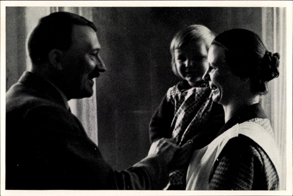 Collecting picture Adolf Hitler No. 56, mother&#39;s happiness, leader is visited by a mother and her daughter