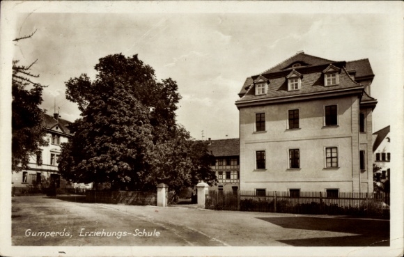 Ak Gumperda in Thüringen, Erziehungs-Schule, Baum, Gebäude, r Stil