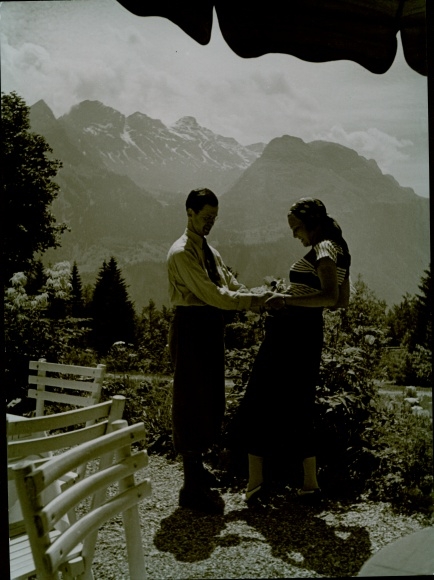 Photo Paul Wolff, Canton Obwalden, Brünig Pass, couple on vacation, mountain tour, table, travel bag