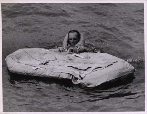 Photo Royal Australian Air Force, sea rescue, man in protective suit