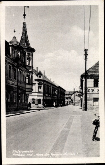Postcard Elsterwerda in the Elbe Elster district, town hall, house of the young pioneers