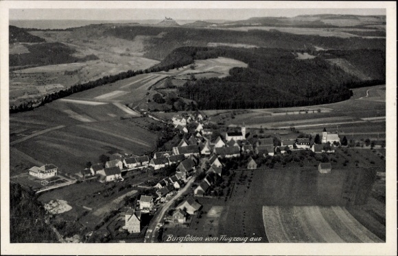 Ak Burgfelden Albstadt im Zollernalbkreis, Luftaufnahme von  Landschaft, Felder, Häuser