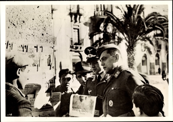 Photo Sicily, German soldiers, newspaper vendors, Wehrmacht, WWII