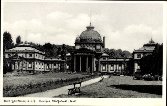 Ak Bad Homburg vor der Höhe Hessen,  Gebäude mit Kuppel, Parkanlage, Bänke