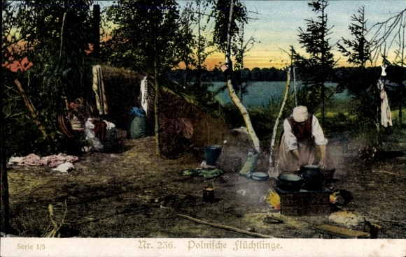 Postcard Polish refugees, open-air cooking area in the forest, WWI