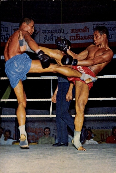 Postcard Two men practicing Thai boxing, martial arts, boxing ring