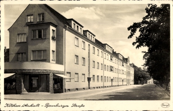 Ak Köthen in Anhalt, Schwarz-Weiß-Foto, Gebäude in der Bernburger Straße, ruhige Straße, Bäume