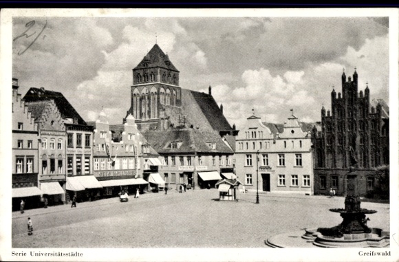 Ak Hansestadt Greifswald, Marktplatz,  Gebäude, hohe Türme, schwarz-weiß, Universitätsstadt